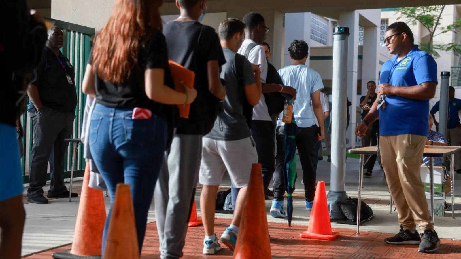 US-Schulen gaben 4 Mrd. USD für physische Sicherheits-Hardening aus — Learning Policy Institute argumentiert: Waffendetektions-Tech erodiert Vertrauen, Geld bringt mehr in Schulklima-Arbeit